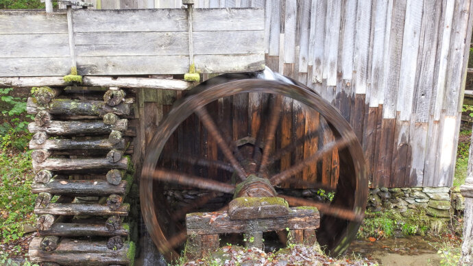 Great Smoky Mountains - Water wheel at Rebecca Ann Cable homestead.